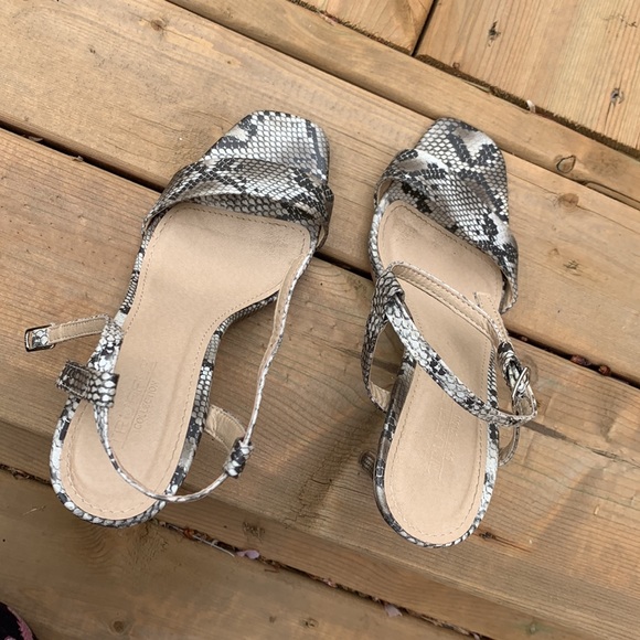 Heel sandals made by Truffle collection. Snake skin pattern size 37 - Picture 9 of 10